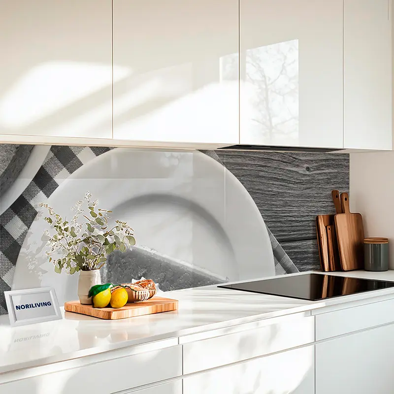 Fliesenspiegel Alu Kürbiskuchen mit Sahne auf Teller 125 schwarz-weiß