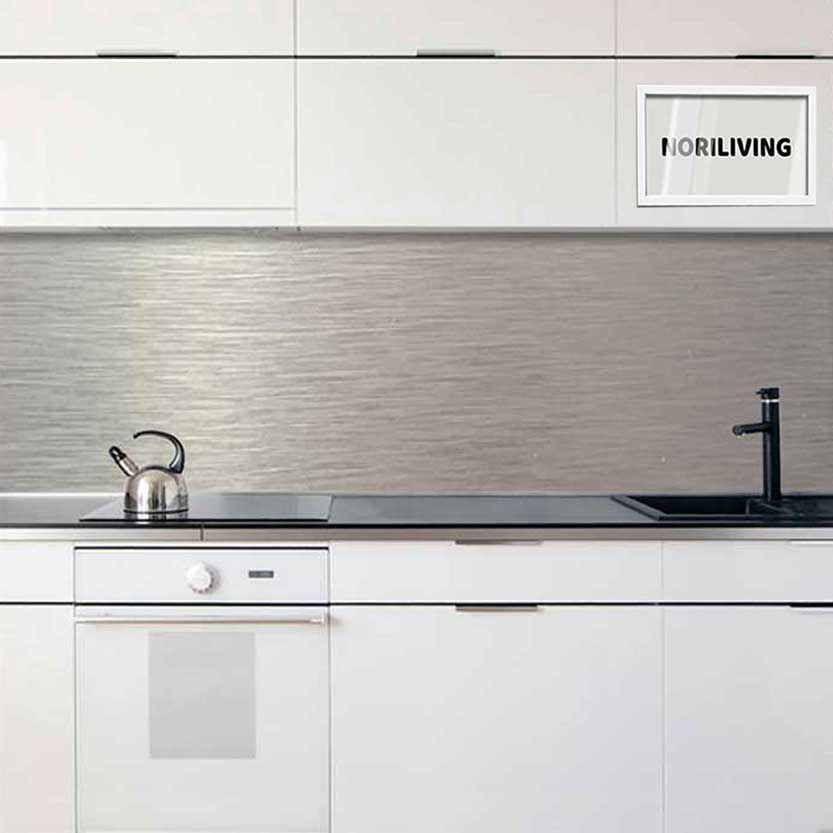 Helle, moderne Einbauküche mit Wasserkocher auf einem Elektroherd und schwarzer Armatur an der Spüle