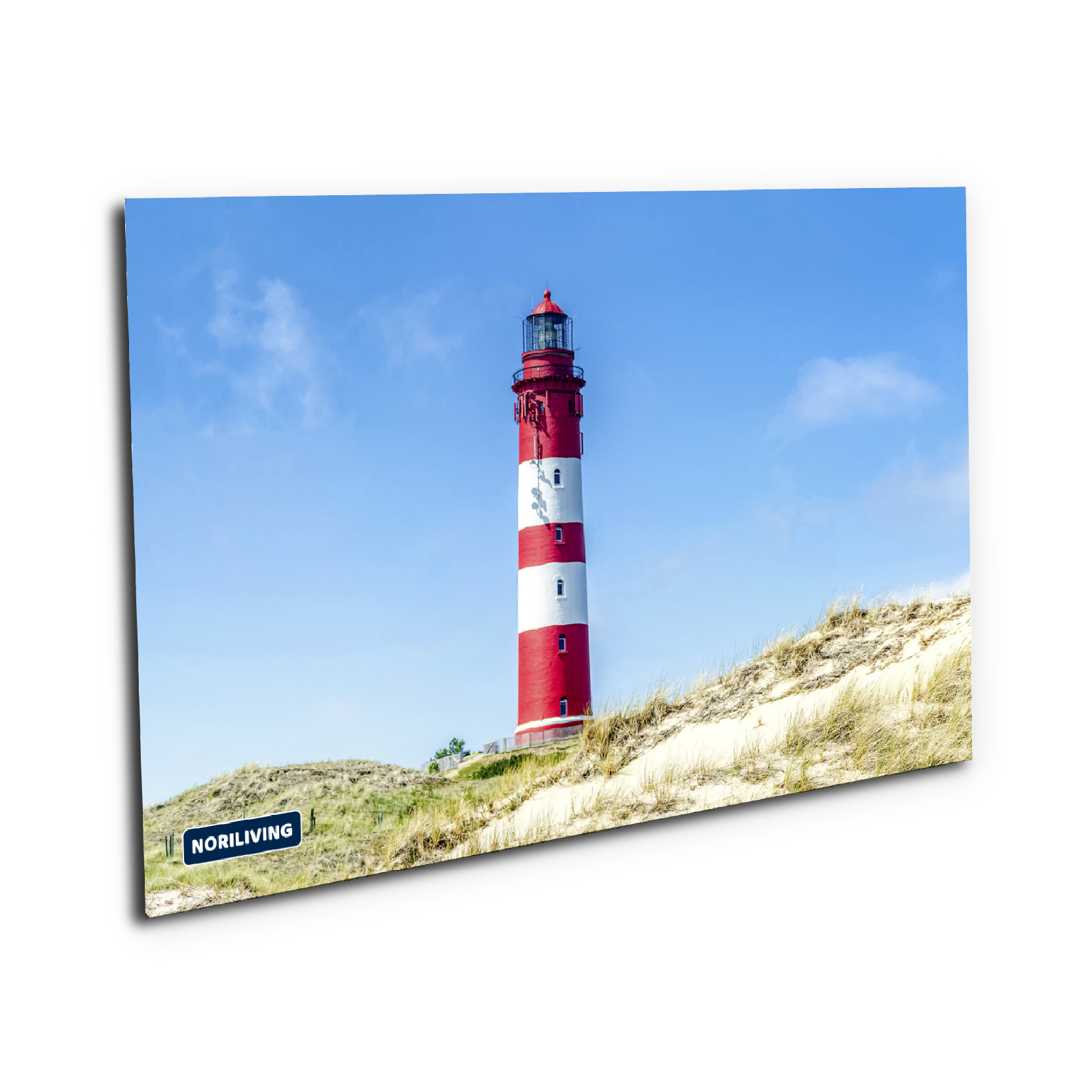 Leuchtturm auf einer Düne, umgeben von blauem Himmel und Sand, Leinwandbild von Noriliving