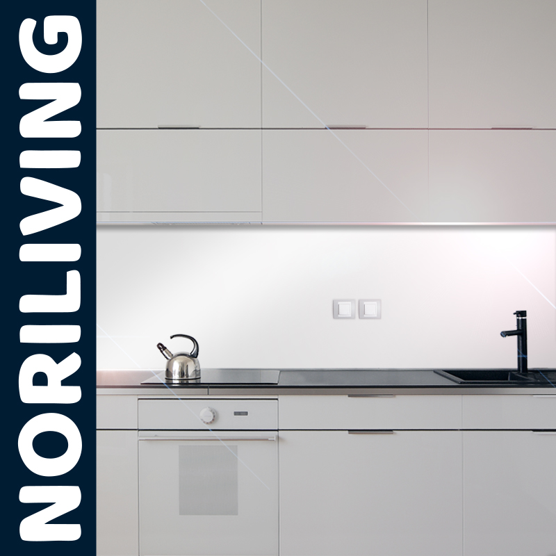 Helle Einbauküche mit weißen Schränken, Edelstahlherd und Spüle; modern und stilvoll arrangiert von NORILIVING