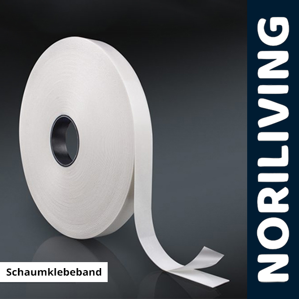 Eine Rolle Schaumklebeband auf dunklem Hintergrund mit der Aufschrift 'NORILIVING' seitlich
