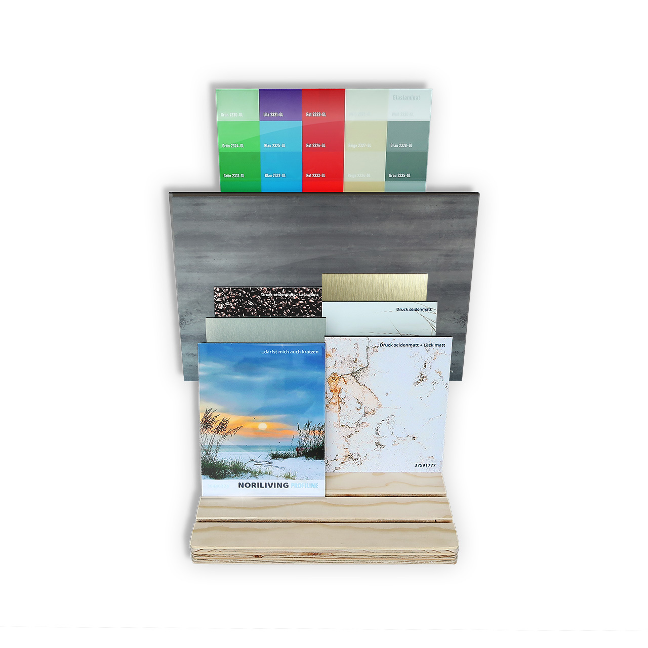 Verschiedene Farb- und Materialproben auf einem Holzständer, darunter Farbtafeln und Muster mit Naturmotiven