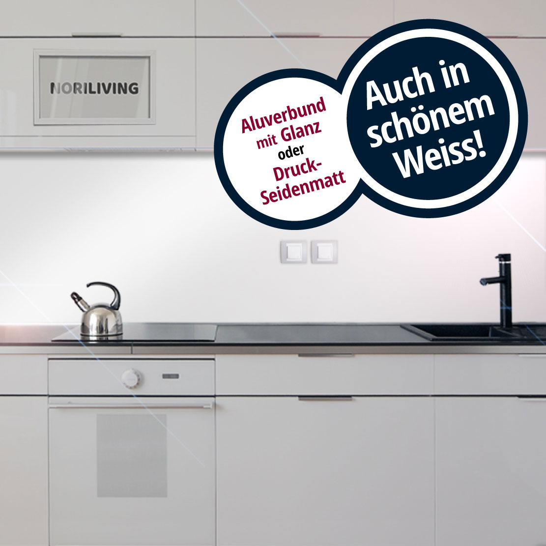 Helle Küchenzeile mit Glanz- oder Seidenmatt-Aluverbund und Wasserkocher auf dem Herd