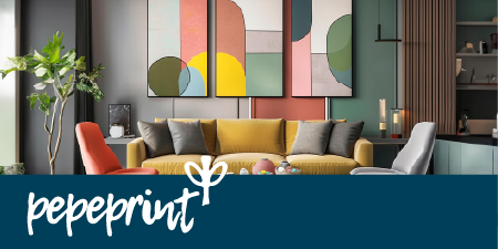 Ein stilvoll eingerichtetes Wohnzimmer mit Wandbildern